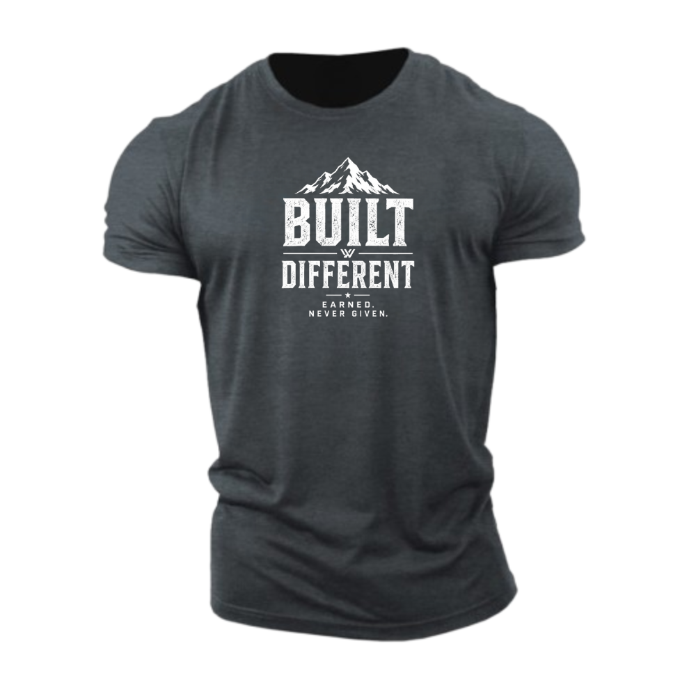 T-Shirt mit Built-Different-Emblem