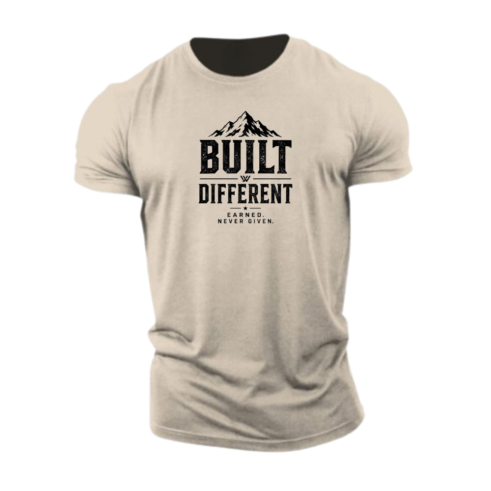 T-Shirt mit Built-Different-Emblem